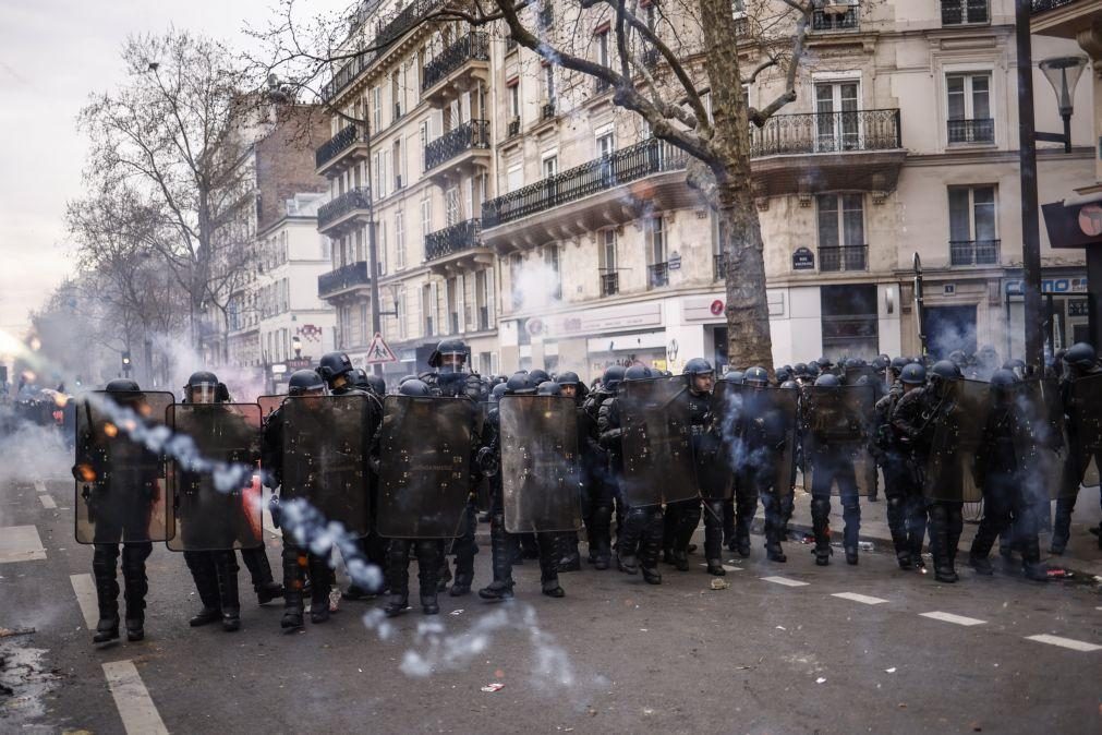 Pol Cia Francesa Em Confrontos Manifestantes Em V Rias Cidades De