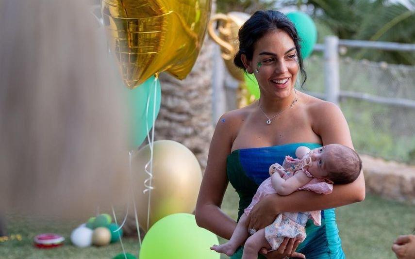 Georgina Rodriguez Nova Foto De Bella Esmeralda A Sorrir Derrete Fãs