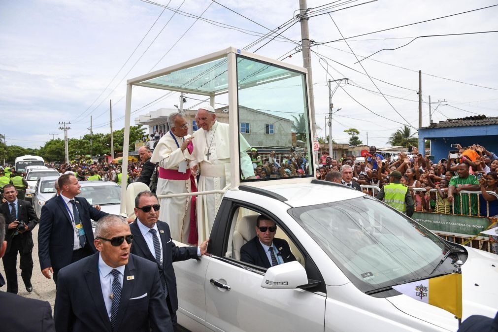 Papa Francisco corta a cara no vidro do papamóvel