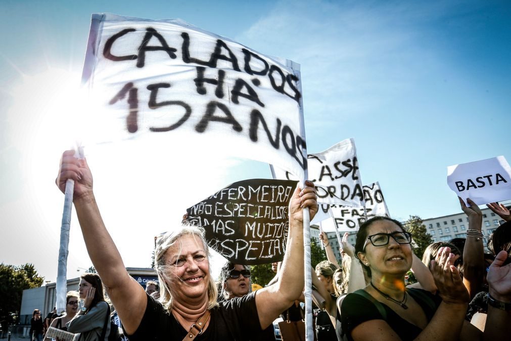 Centenas de enfermeiros em protesto, em frente ao Hospital de Santa Maria