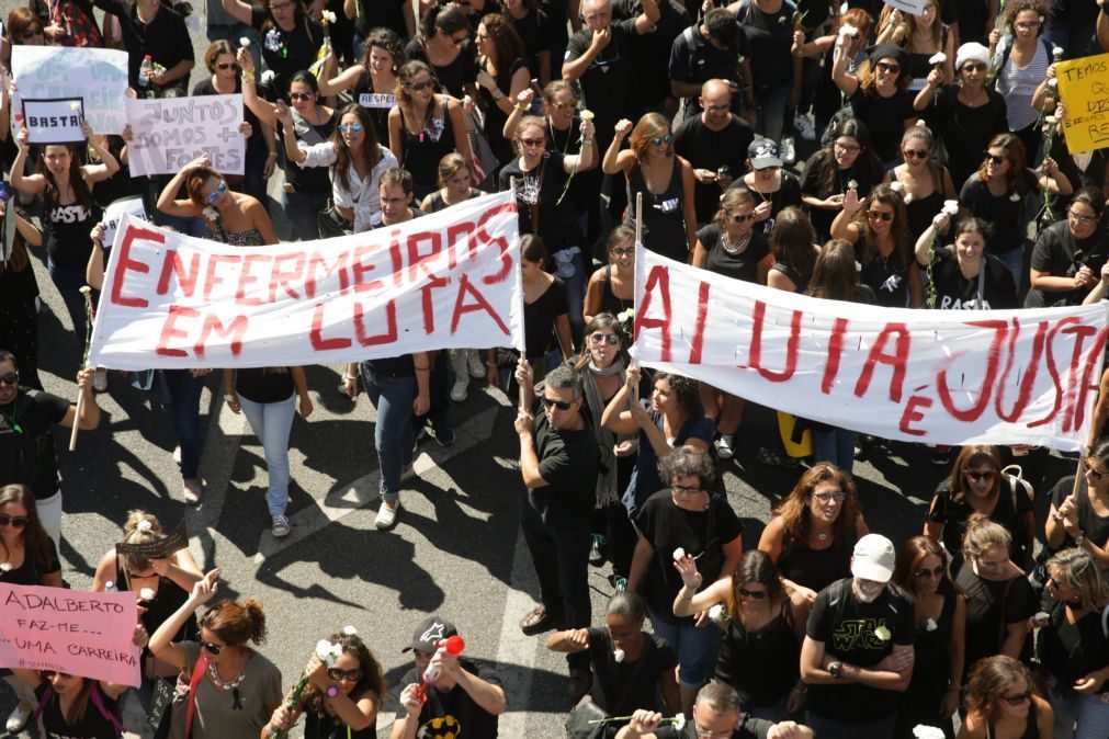 Milhares de enfermeiros concentram-se frente ao parlamento