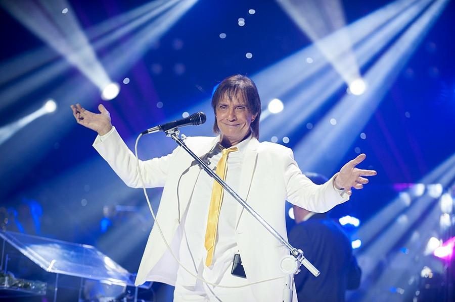 Roberto Carlos perde a paciência durante concerto e manda calar o público [vídeo]