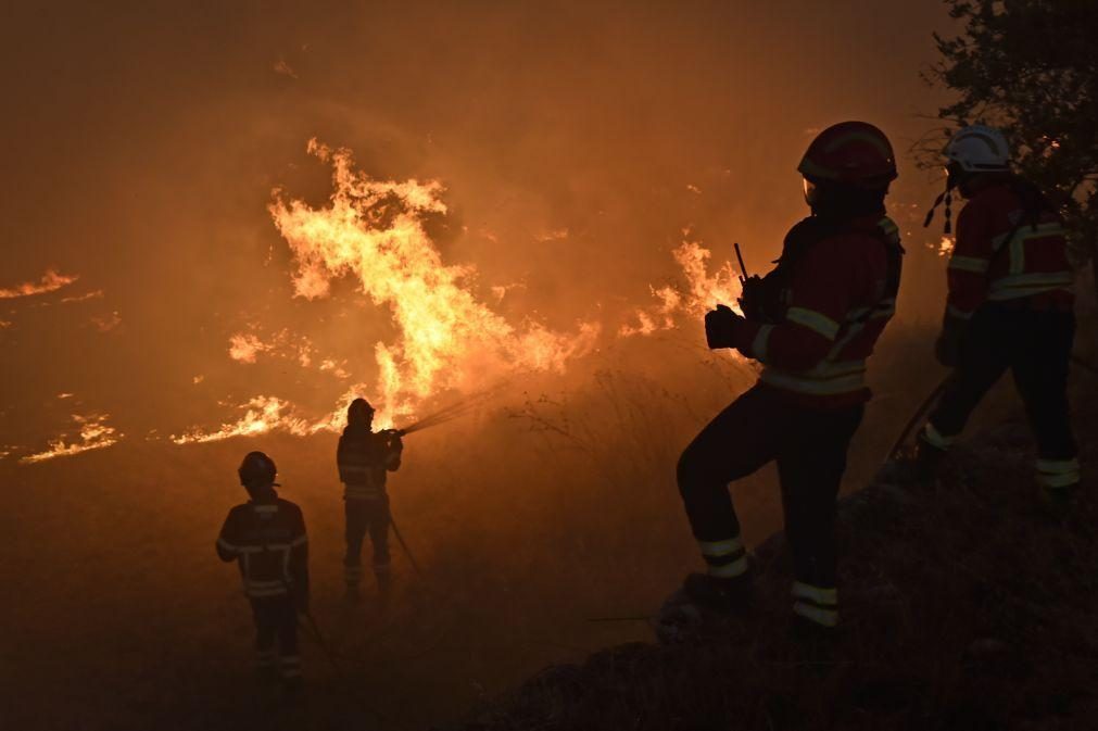 Mais de 400 operacionais combatiam fogo nas Caldas da Rainha às 22h30