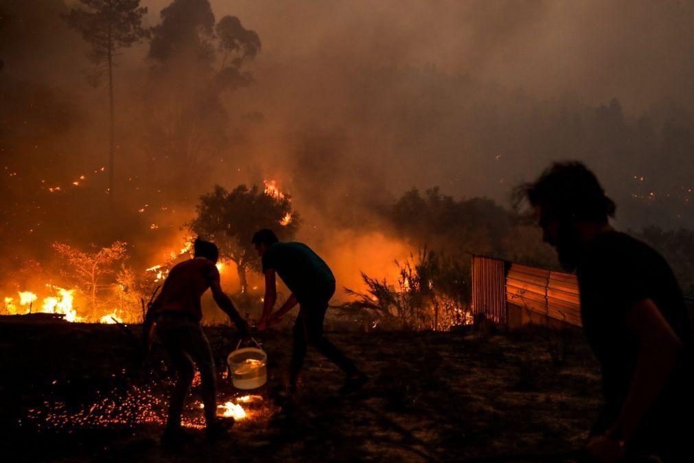 Incêndios: Mais de 500 bombeiros no combate ao fogo em Ourém pelas 23:00