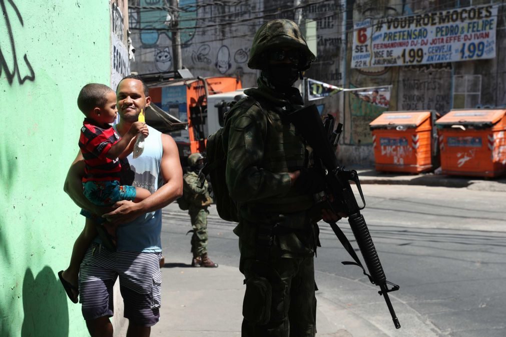 Forças armadas deixam favela do Rio de Janeiro porque a situação está estabilizada