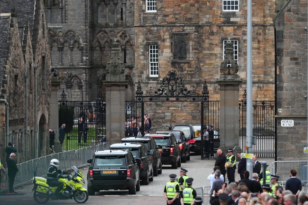 Caixão de Isabell II chega a Edimburgo recebido por multidões