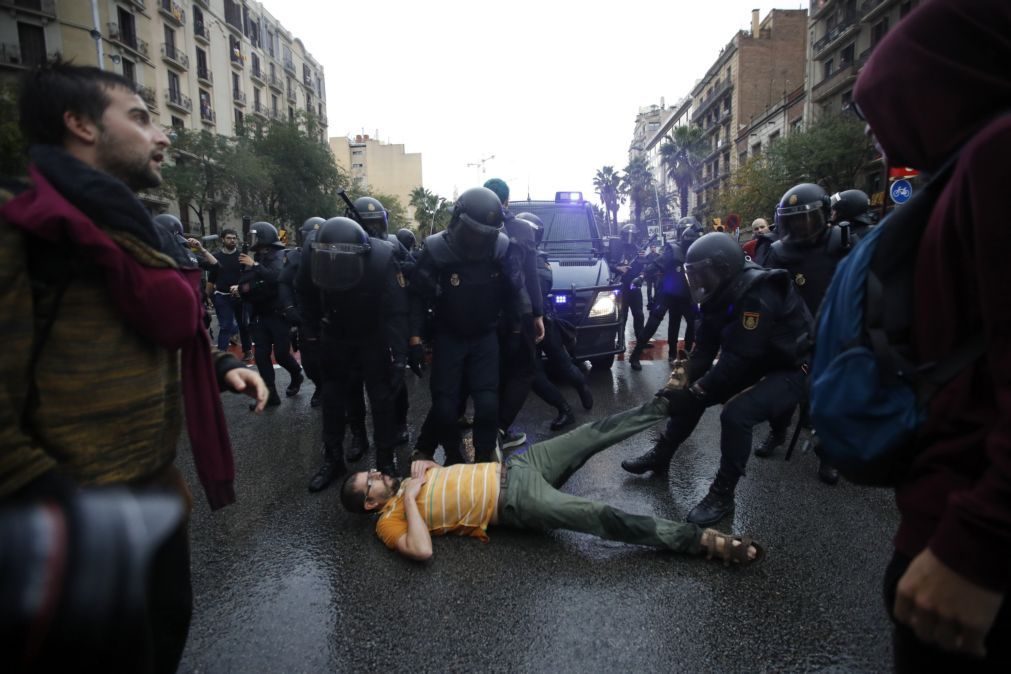 Catalunha: Votação retoma em colégio eleitoral em Barcelona depois de interrupção de uma hora