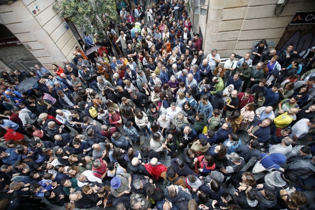 Catalunha: Homem sofre enfarte durante ação policial em assembleia de voto de Lleida