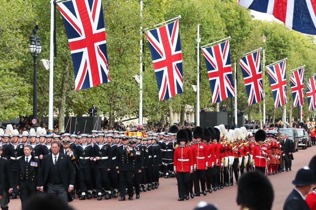 Multidões despedem-se nas ruas de Londres de