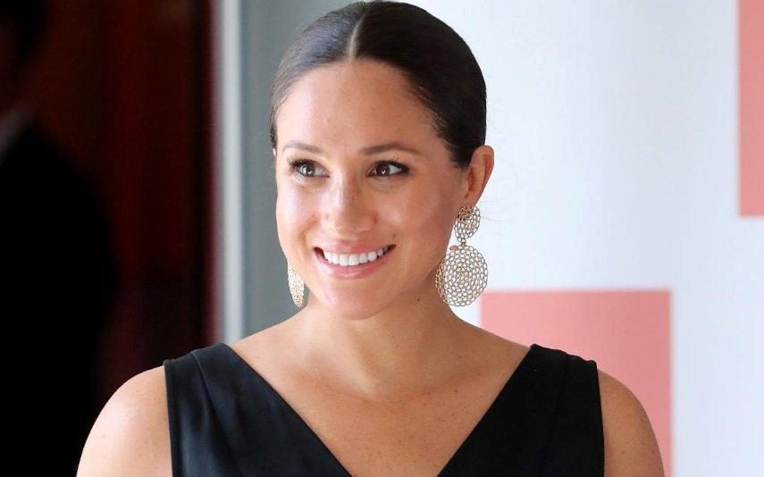 Meghan Markle pede reunião privada com Carlos III para “aliviar tensão”