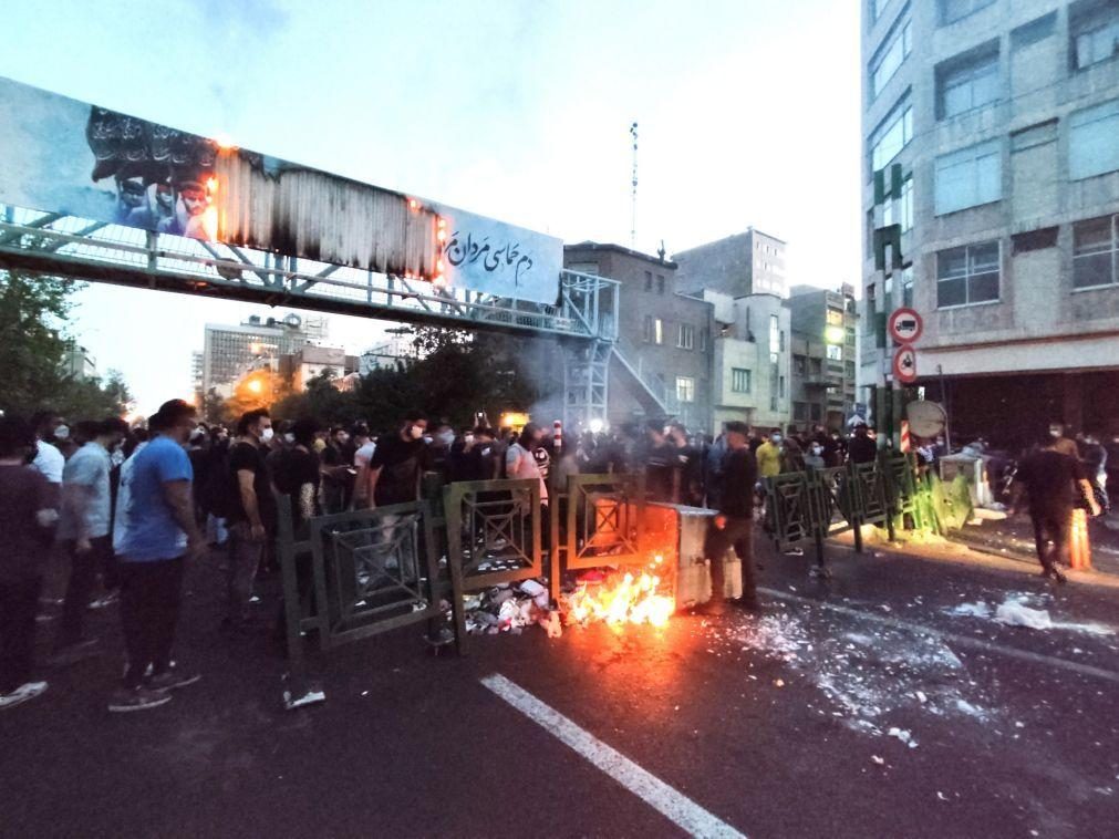 Pelo menos 11 mortos e redes sociais bloqueadas no 6.º dia de protestos no Irão