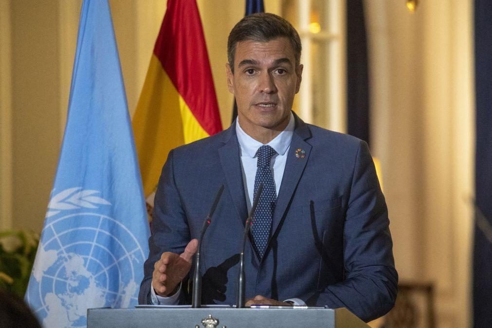 Primeiro-ministro espanhol afirma que testou positivo à covid-19