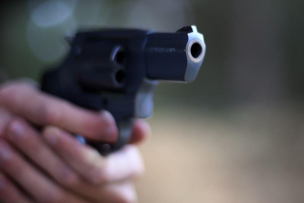 Jovem invade escola com arma e mata colega deficiente no Brasil