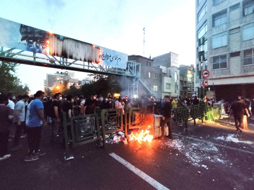 Sobe para 83 o número de mortos nos protestos no Irão