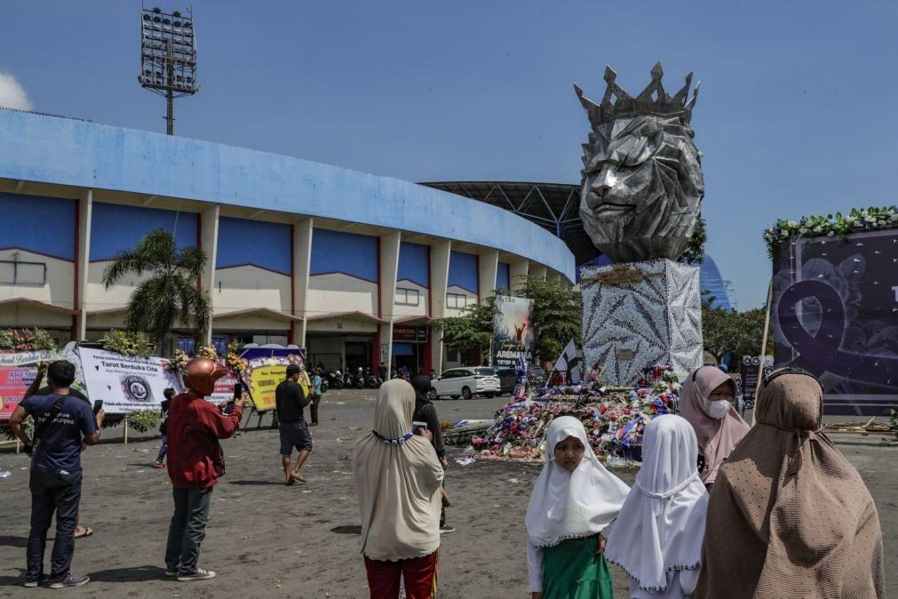 Número de mortos em distúrbios em estádio de futebol na Indonésia sobe para 131