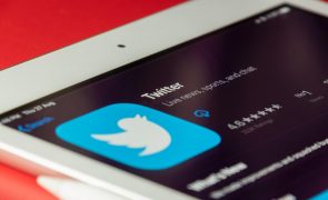 Arábia Saudita condena norte-americano a 16 anos de prisão por 'tweets'