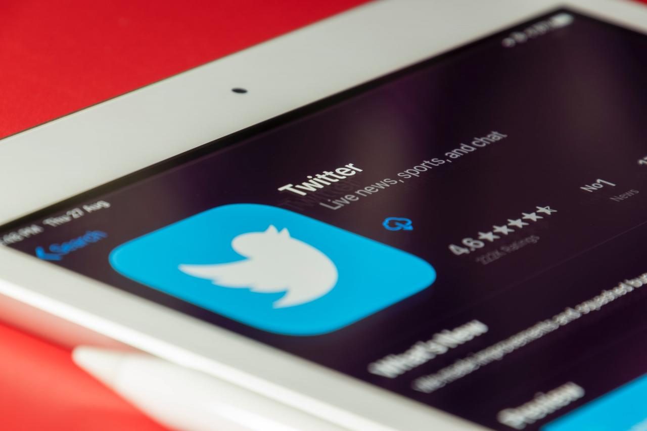 Arábia Saudita condena norte-americano a 16 anos de prisão por 'tweets'