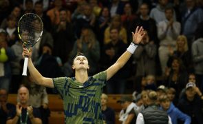 Rune bate Tsitsipas e conquista torneio de ténis de Estocolmo
