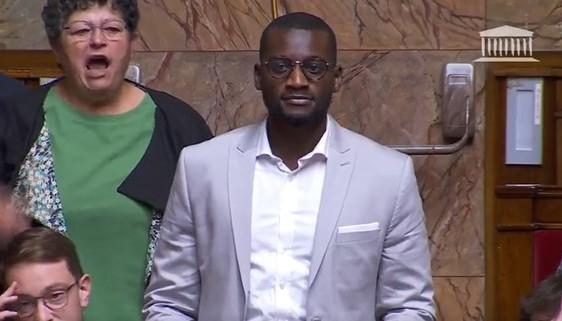 Deputado Carlos Martens Bilongo alvo de insultos racistas no Parlamento francês [vídeo]