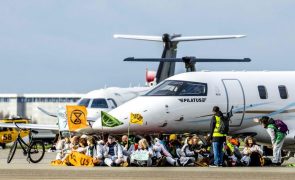 Ambientalistas bloqueiam aviões particulares no aeroporto de Amesterdão