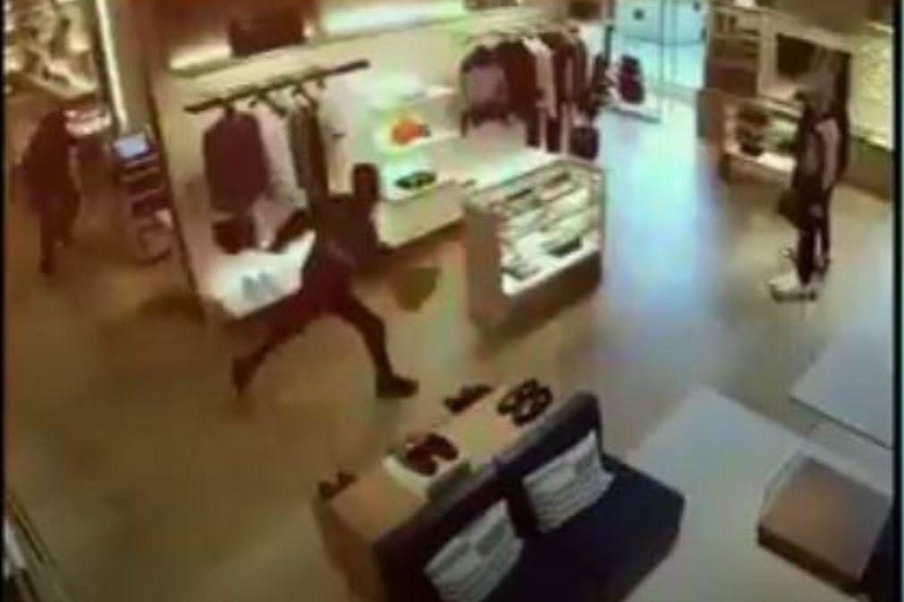 Rouba malas na Louis Vuitton, tenta fugir, esbarra no vidro, desmaia e é apanhado [vídeo]