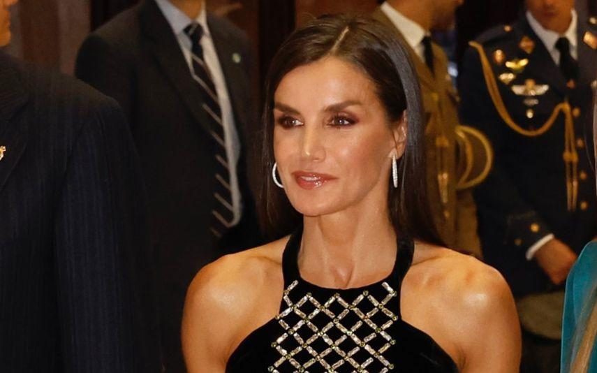 Rainha Letizia adere às tendências dos casacos com plumas