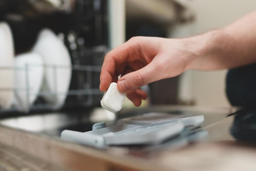 Aprenda a limpar o forno com pastilhas da loiça