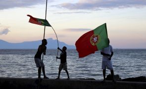 Díli em festa e 'guerra de bandeiras' nas horas antes da estreia de Portugal
