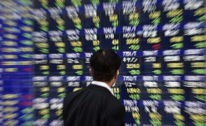 Bolsa de Tóquio fecha a perder 0,42%