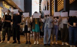 Estudantes em Hong Kong manifestam-se em apoio a protestos contra a covid-zero na China