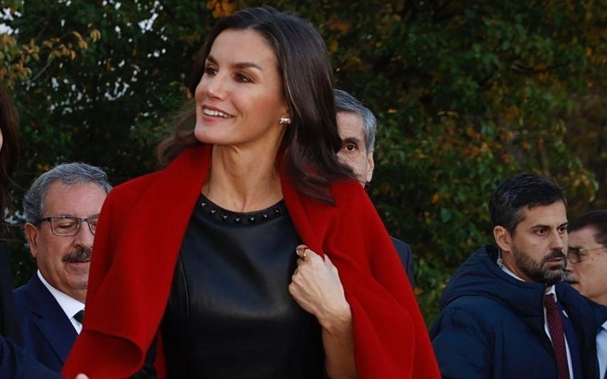 Rainha Letizia arrasa de top super tendência de cabedal com tachas