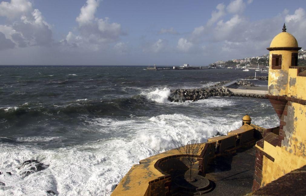 Autoridade Marítima e Marinha alertam para condições adversas no mar da Madeira