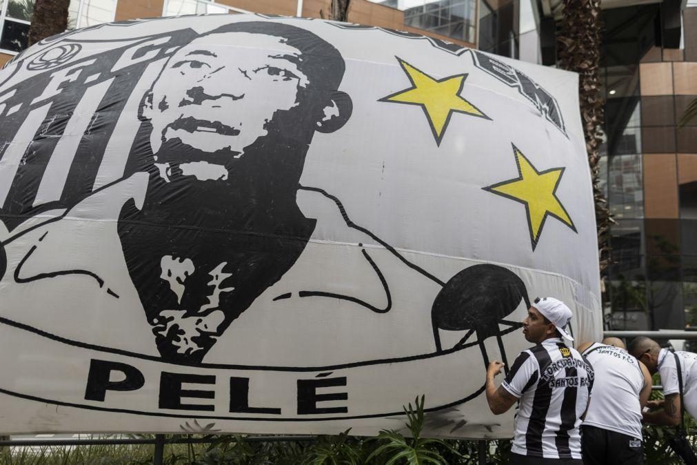 Pelé teve covid-19 três semanas antes de ser internado com infeção respiratória