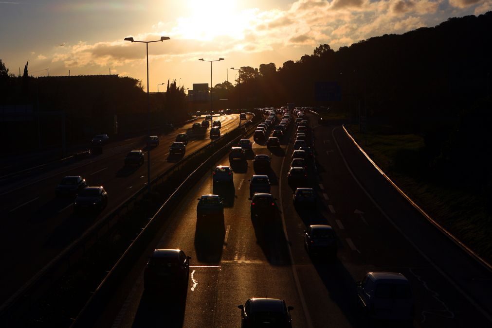 Trânsito na A5 no sentido Cascais-Lisboa foi parcialmente reaberto