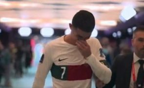 Cristiano Ronaldo deixa relvado em lágrimas após eliminação [vídeo]