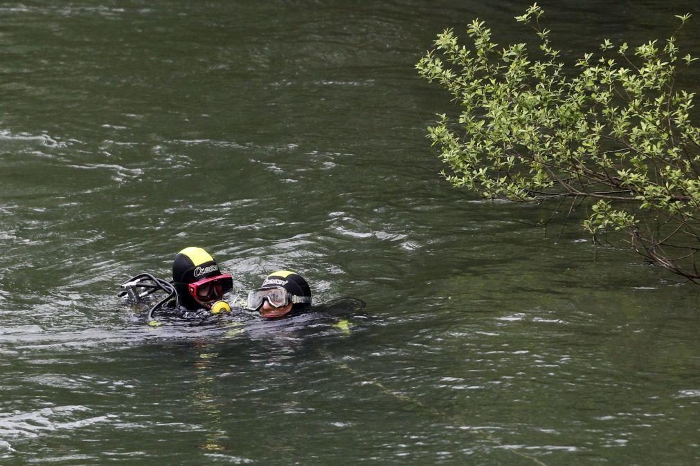 Homem desaparecido após cair com táxi na ribeira de Odivelas. Mergulhadores reforçam buscas