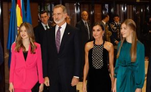 Princesa Leonor e infanta Sofia deslumbram em nova fotografia para o postal de Natal