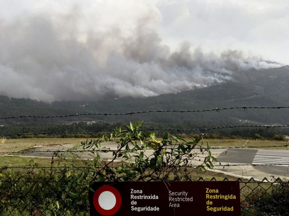 Onze incêndios florestais ativos na Galiza, três ameaçam povoações