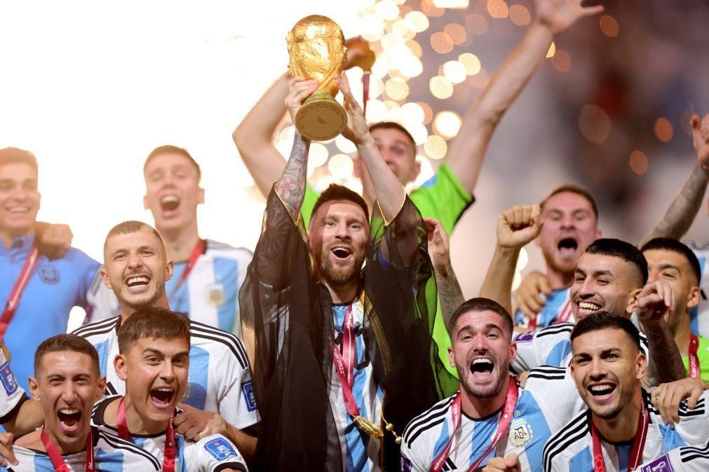 Lionel Messi 'Bola de Ouro' e Enzo Fernández melhor jovem do Mundial