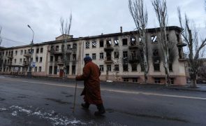 Forças russas em Mariupol destroem edifícios todos os dias desde maio