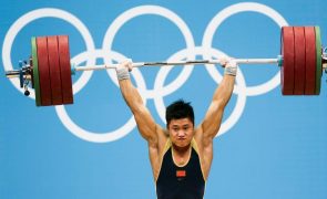 Triplo campeão olímpico chinês de halterofilismo com teste positivo a doping