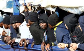 Primeiro navio de resgate atraca em Itália depois de adotadas novas regras