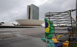 'Bolsonaristas' retirados de acampamento em frente do quartel-general de Brasília