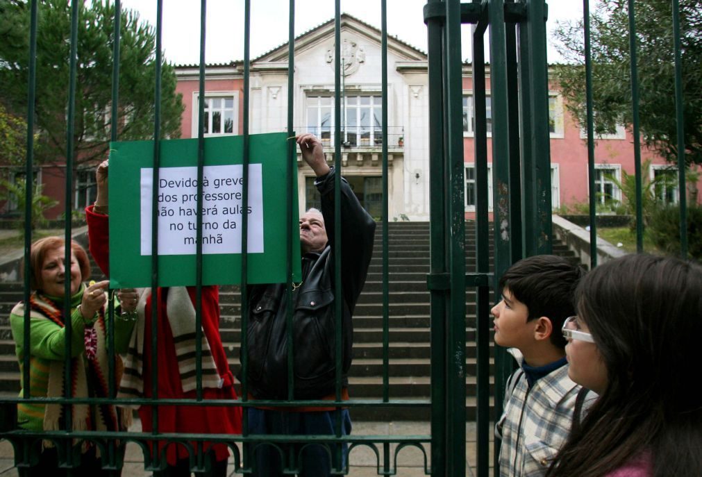 Professores em greve protestaram em frente à Escola Gil Vicente em Lisboa