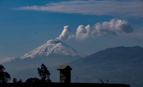 Vulcão no Equador lança nuvem de gás a mais de 1.400 metros acima da cratera