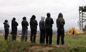 Polícia começa a desimpedir vila alemã 'condenada' por expansão de mina de carvão