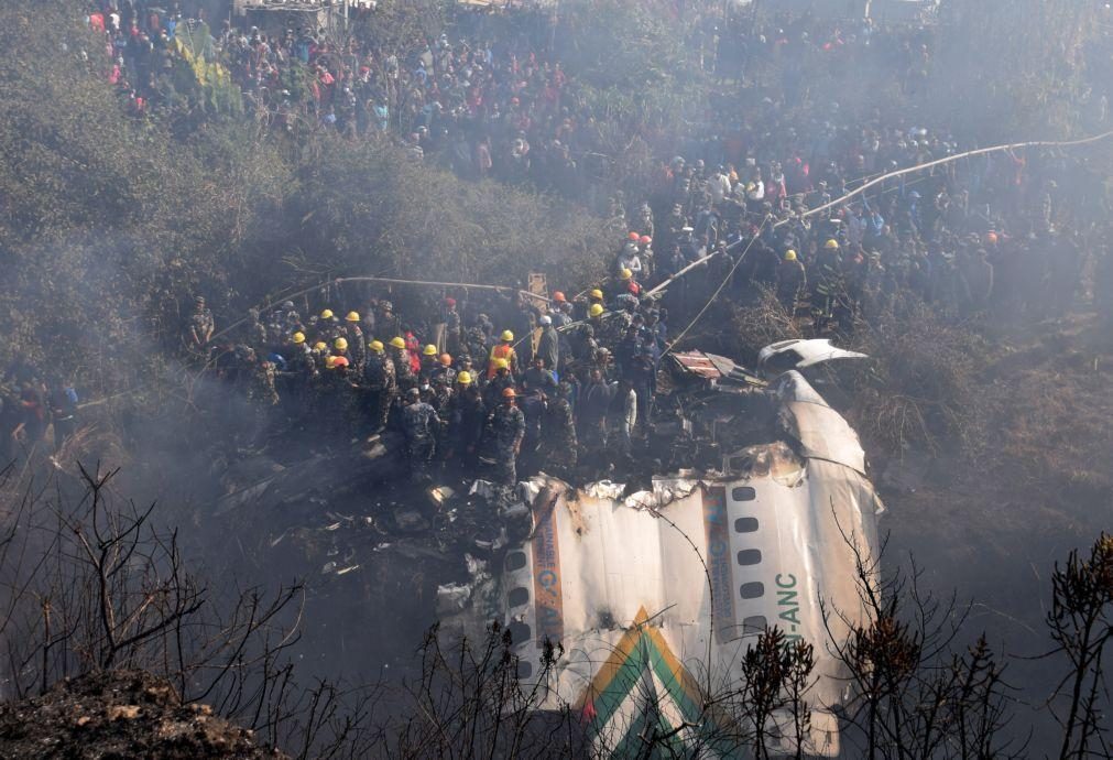 Nepal revê para 66 número de mortos em acidente aéreo