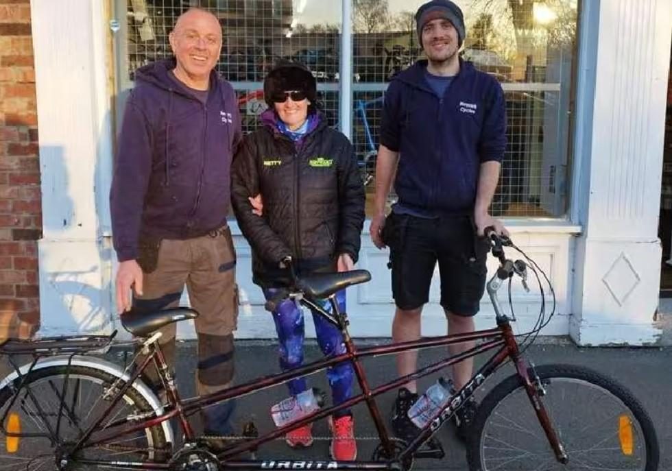 Donos de loja de bicicletas ajudam mulher cega a realizar sonho de voltar a pedalar