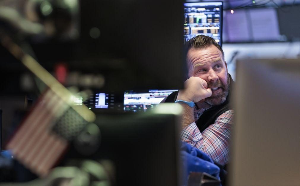 Wall Street fecha em alta com mais anúncios de despedimentos nas tecnológicas