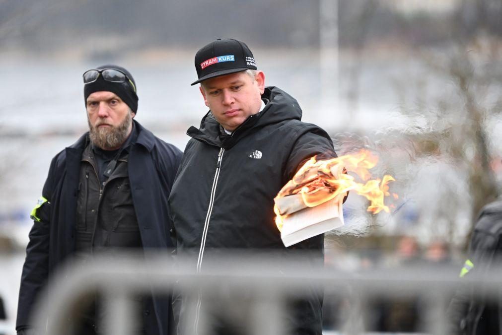 Militante de extrema-direita queima cópia do Corão junto à embaixa turca em Estocolmo